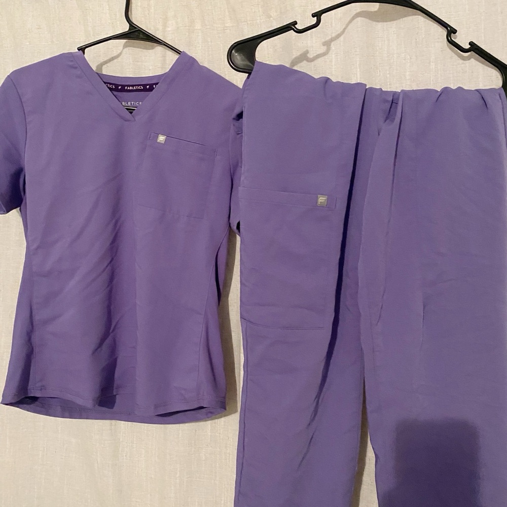 Fabletics Wisteria Scrub Set